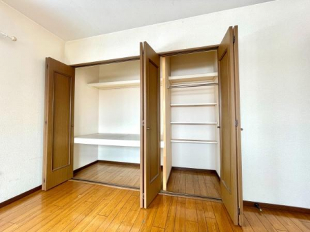 ���[�@�y�����悭�����ł���2�^�C�v�̎��[�z �ǈ�ʂ����[�X�y�[�X�ɂȂ��Ă��������2�̎d�l�ɕ�����Ă��܂��B�����͕z�c�Ȃǂ̑傫�ȉו����u���钆�I�t���A�E���͈ߗނ��|������n���K�[�p�C�v�Ɖ��I�������I