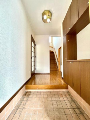 ���ց@�y�Ƒ�����Ƃ�Ō}���錺�փz�[���z ���ւ���L���A�g�C���A�K�i�ւƐ^�������Ɍq����J���I�Ȑ݌v�ł��B�㉺�ɕ����ꂽ��e�ʂ̃V���[�Y�{�b�N�X������Ă���A�Ƒ��S���̌C����������Ǝ��[�ł��܂��I