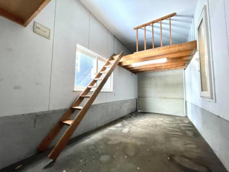 ���ԏ�@�y���ړI�Ɏg���郍�t�g�t���K���[�W�z �V���b�^�[�t���ő�؂Ȉ��Ԃ��J�Ⴉ����܂��B�������邽�ߓ��������邭�A��ƃX�y�[�X�╨�u�Ƃ��Ă����p�ł����Ƃ�̍L���ł��B