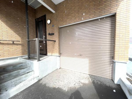 ���ց@�y���Ԃ����V���b�^�[�t���̑g���ԌɁz ���ւ̂����ׂɔz�u���ꂽ���֐��̍����K���[�W�ł� �B�V���b�^�[�����Ŗk�C���̌������~�̐��J�����؂Ȃ��Ԃ���������ƕی삵�܂��I