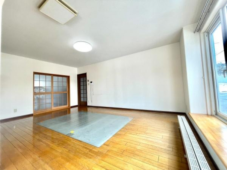 ���r���O�@�y�e�X�y�[�X�ւ̓������ǂ����K��LDK�z ���փz�[�����璼�ڃA�N�Z�X�ł��A�אڂ���a���Ƃ���̊��̂���Ԏ��ł��B�傫�ȑ��̉��ɂ̓p�l���q�[�^�[���z�u����~���g�����߂����܂��B