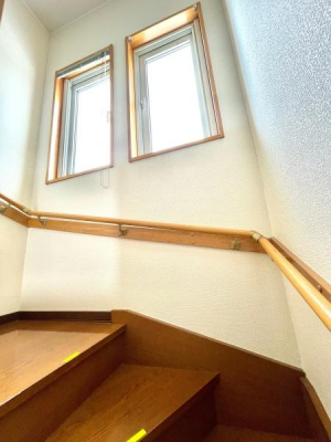 ���̑����ρ@�y�����������ވ��S�݌v�̊K�i�z �㕔�ɑ���z�u���邱�ƂŁA�Â��Ȃ肪���ȊK�i�X�y�[�X�Ɏ��R������荞��ł��܂��B��������Ƃ����肷����������A���Ƒ��S�������S���ď���~��ł���݌v�I