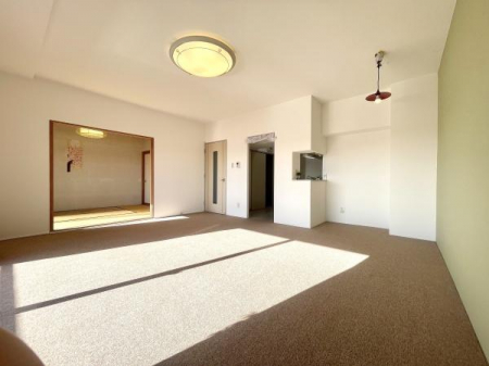 ���r���O�@�a���̉����J������Ƌ����قǍL�X�Ƃ�����ԂɂȂ�܂��B�z�˂��������̉��܂ł�������͂��Ė{���ɖ��邢�ł��ˁI�L�b�`���̏������烊�r���O�̗l�q���f����̂��A���悢�������������Ďg���₷�����ł�!
