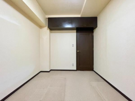 �m���@��5.5���̗m�Ԃł��B ������㕔�ɂ̓f�b�h�X�y�[�X�����������݌˒I���ݒu����Ă���A���[�͂ɔz������Ă��܂��B �q�������⏑�ւƂ��Ă͂������A�G�ߕ��̕ۊǏꏊ�Ƃ��Ă��d�󂷂�֗��ȋ�Ԃł��B