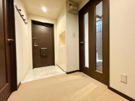 ���ց@���ւ���e�����⃊�r���O�փX���[�Y�Ɉړ��ł���L���ł��B���r���O���ɂ͍̌���������A�z�[���܂Ŗ��邢�����͂��܂��B �ǖʂɂ̓R�[�g�|�����ݒu����Ă���A�O�o���̐g�x�x�ɂ��֗��Ȕz�����������ł��ˁB