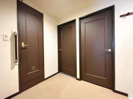 ���ց@���փz�[�������2�̗m���ƃg�C���֒��ڃA�N�Z�X�\�ŁA�v���C�o�V�[�ɔz�����ꂽ�Ԏ��ł��B �g�C���̓�����ɂ͎肷�肪�ݒu����Ă���A���L���N��̕������S���ĕ�点��D�����݌v�ƂȂ��Ă��܂��B