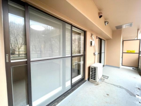 �o���R�j�[�@12.99���Ă̍L�X�Ƃ����o���R�j�[�ł��B ���s��������A���󕨂������ۂ��X���[�Y�ɓ������Ƃ肪����܂��B 1�K�Z�˂̂��߁A��p��ւƑ����J�������ӂ���Ԃ����X�̕�炵�ɏ�����^���Ă���܂��B