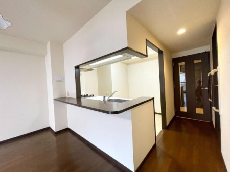 ���r���O�@��4���̍L��������L�b�`���́A���r���O�����n����J�E���^�[�t���ł� �B�������������Ƒ��Ƃ̉�b���y���߁A�z�V���Еt�����X���[�Y �B�V�b�N�ȐF�����̌����Ԃ��������߂�A�������ȃf�U�C���ł�