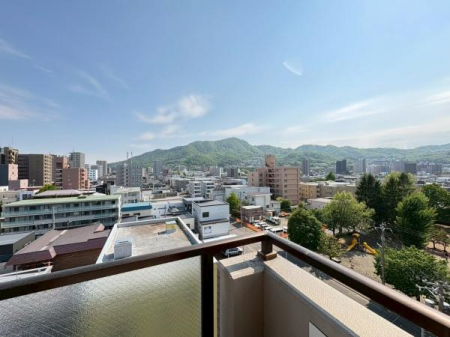 �Z�˂���̒��]�ʐ^�@����R�̎l�G���y���߂�f���炵�����]��