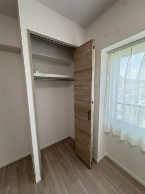 ���[�@�㕔�ɂ͏����̐����ɕ֗��ȒI���m�ۂ��܂����B�n���K�[�p�C�v�t���ŏ�̒����ߗނ��Y��Ɏ��܂�܂��B