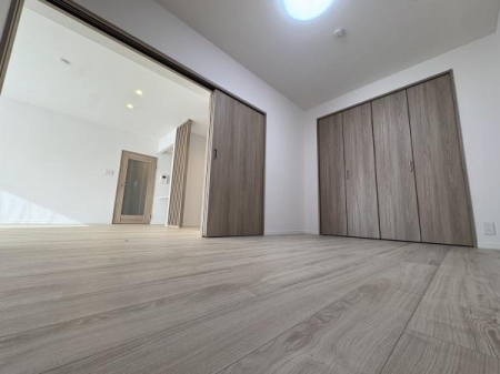 �m���@�����Ղ���[�ł���N���[�[�b�g�t���̗m���B�����˂��J�������A�אڂ��郊�r���O�ƌq���čL���g�����Ƃ��\�ł��B