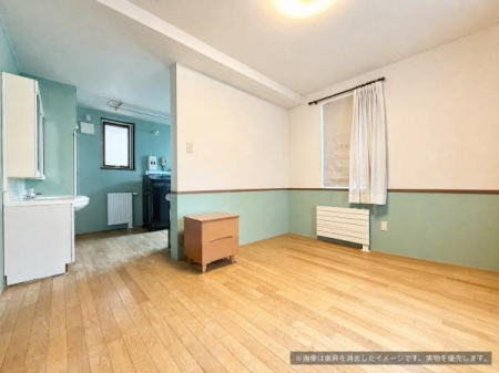 �Q���@�ؖڂ̏��ƒW���O���[���̕ǂ��₳������ۂ�^����1�K�Q���B�����̉��ɂ͐��ʑ䂪�݂����Ă���A�N�����A�Q�O�̐g�x�x���X���[�Y�ɍs���铮���ł��B���ƒg�[�ݔ��������Ă��܂��B���Ƌ�����C���[�W�ł��B
