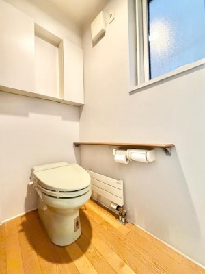 �g�C���@���R������荞�߂鑋��������A���邢1�K�g�C���B�㕔�ɂ͔��t�����[������A�g�C���b�g�y�[�p�[��|���p�i���������肵�܂��܂��B�ǂɂ͎肷��A�����ɂ͒g�[�ݔ����݂���ꂽ�g���₷����Ԃł��B
