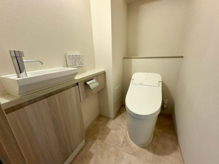 �g�C���@�������̂��郂�_���ȃg�C���B�ؖڒ��̃J�E���^�[�ɓƗ���������Ǝ��[���������A�@�\�I�ŗ�����������Ԃł��B�������֍��t���ŁA���������K�ɁB